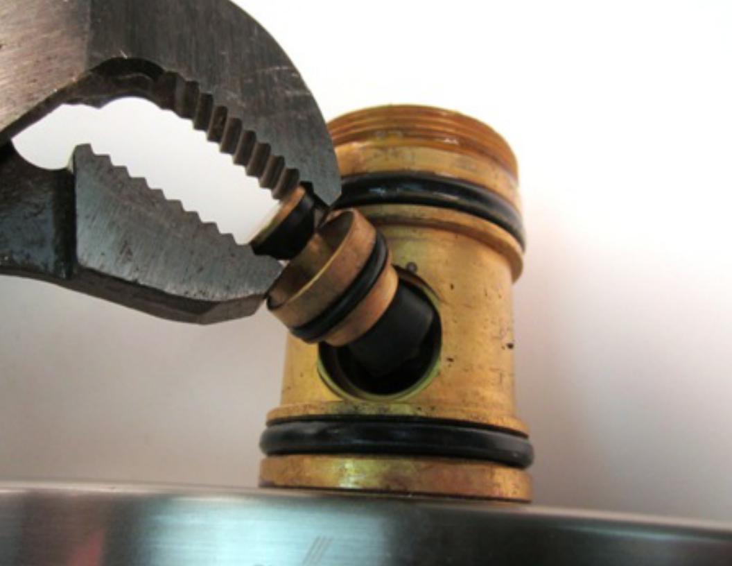 Kitchen Faucet With Horizontal Diverter