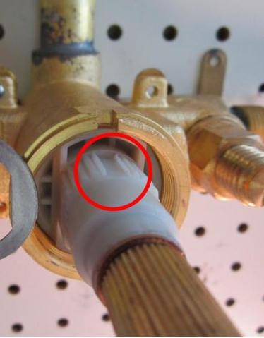  Locate the groove in the plastic cartridge body. With the groove facing up, insert the cartridge into the valve body.